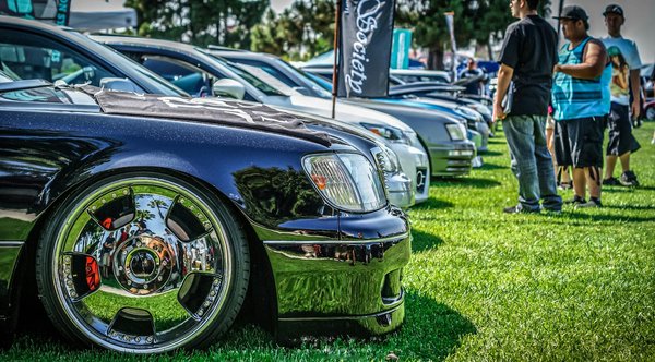 Wie integriert man Muster stilvoll in ein Damenoutfit?